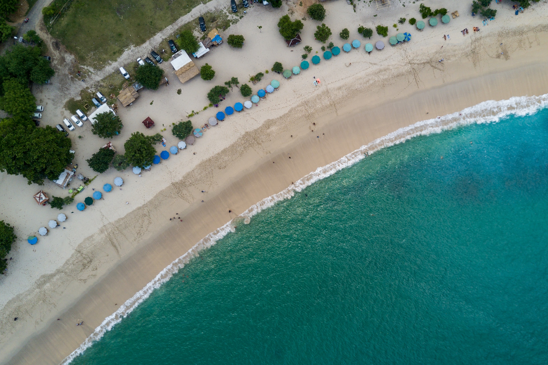 Pantai Mawun, Teluk Tenang Nan Eksotis di Lombok Tengah